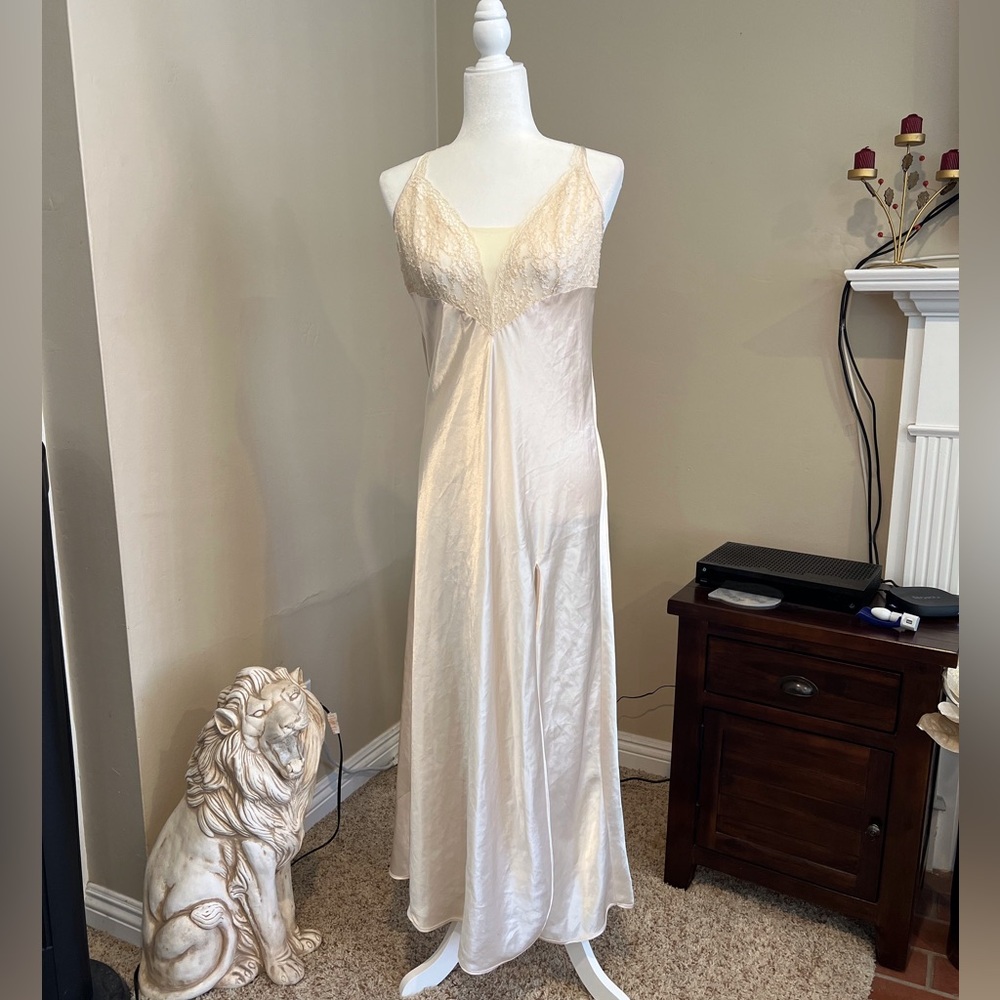 ❤️ SAlE -Vintage Victoria’s Secret Gold Label Ivory Slip Nightgown Lingerie